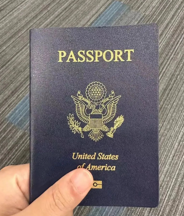 小孩在美国出生,父母可以拿绿卡吗? image.png